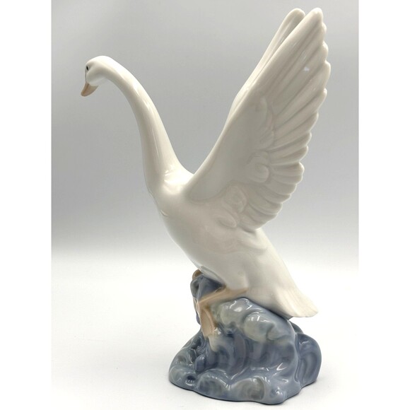 Stunning NAO by Lladro Porcelain Swan Taking Flight from Spain 8” Wedding Decor - Picture 3 of 14